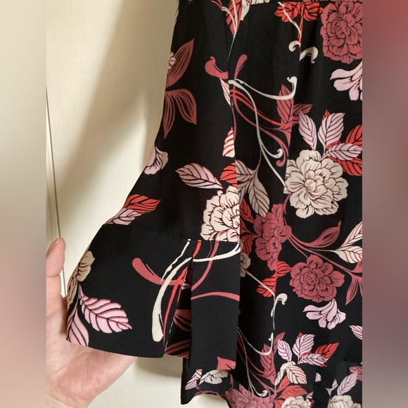 🌞Banana Republic Black & Mauve Floral 3/4 Split Bell Sleeve Button Back Blouse - Picture 6 of 8